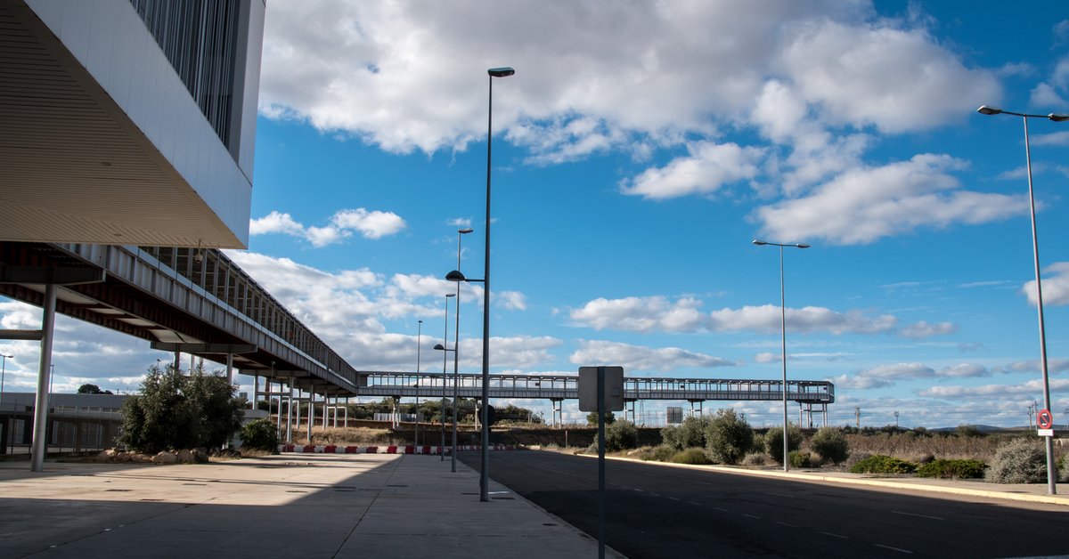 Lotnisko widmo kosztowało 4,5 mld zł. Chwilę po otwarciu je zamknięto