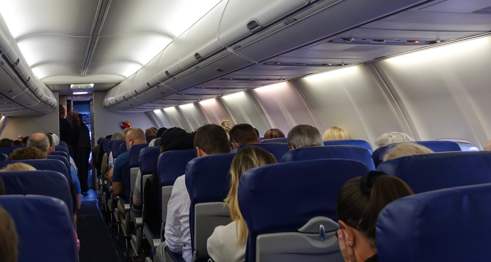 Laptop utknął między fotelami na pokładzie samolotu (zdjęcie ilustracyjne)