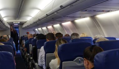 Laptop utknął między fotelami na pokładzie samolotu (zdjęcie ilustracyjne)