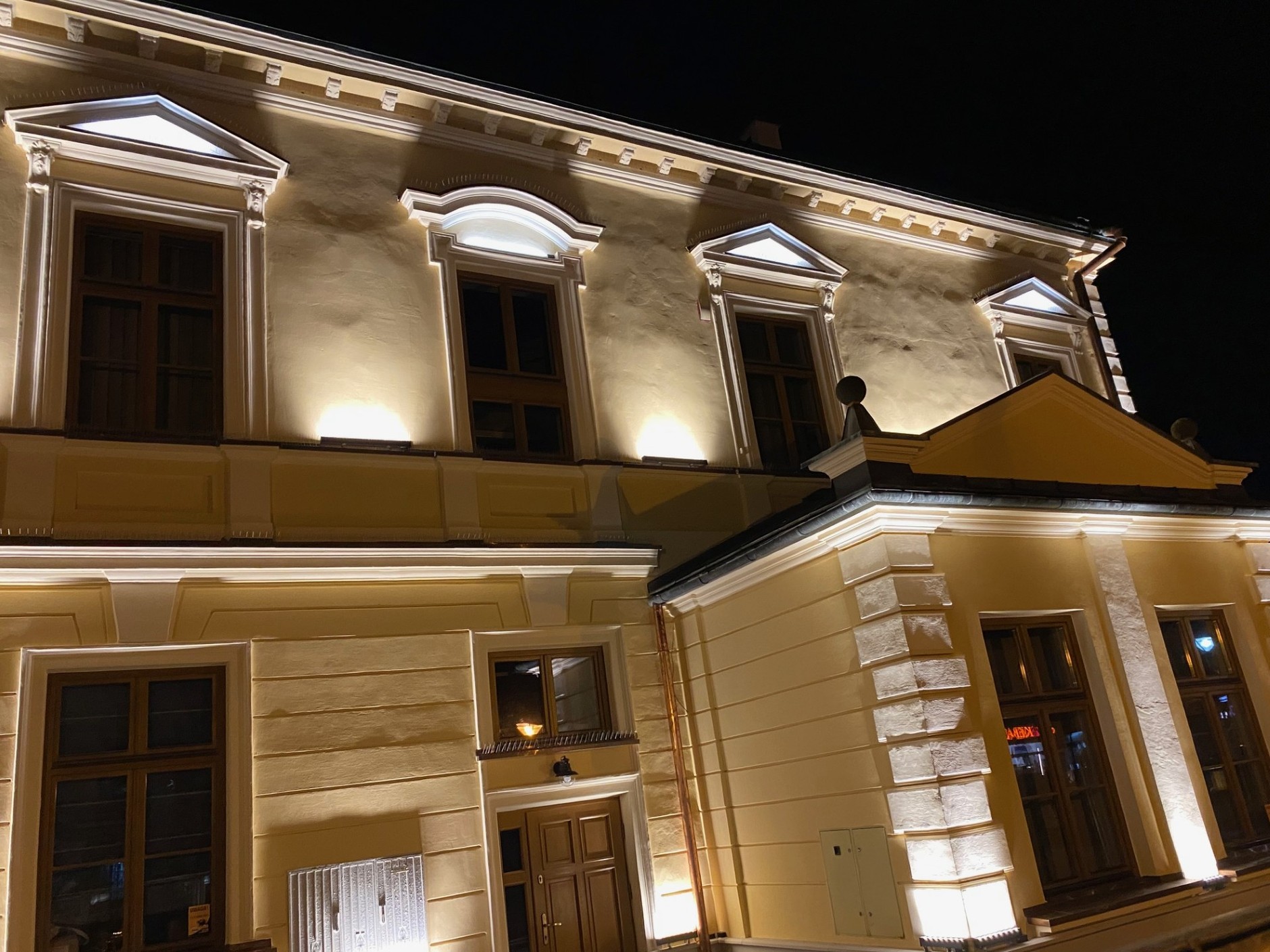 Nowo wykonana elewacja na ratuszu w Nowym Targu. Zdaniem burmistrza wszystkie nierówności na tynku są zrobione celowo by "postarzyć obiekt". Specjaliści mówią jednak wprost, że takie prace to "fuszerka"