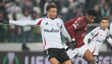 Piłkarze Legii Warszawa walczą o piłkę z zawodnikiem Sparty Praga na boisku.