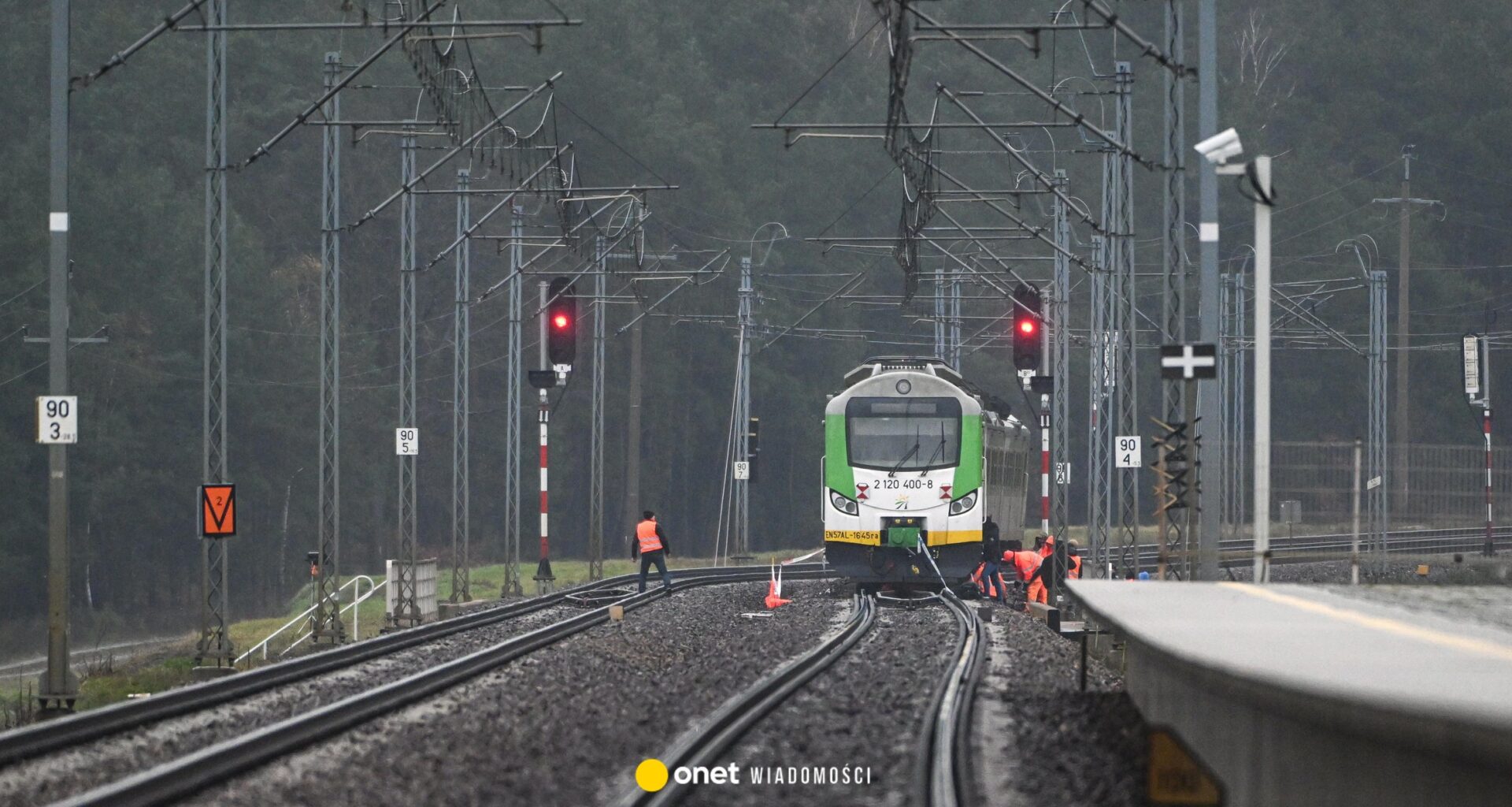 Posłowie PiS przyjechali na miejsce uszkodzenia torów. Pojawiła się policja