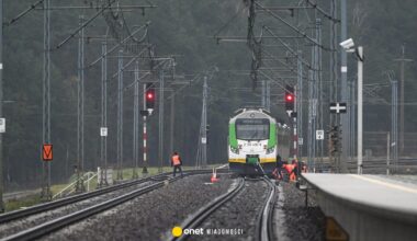 Posłowie PiS przyjechali na miejsce uszkodzenia torów. Pojawiła się policja