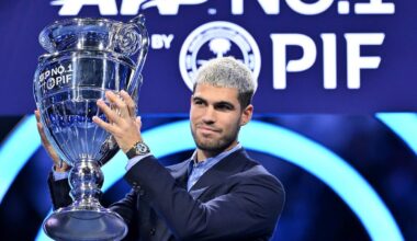 Mężczyzna w garniturze trzyma puchar ATP Finals.