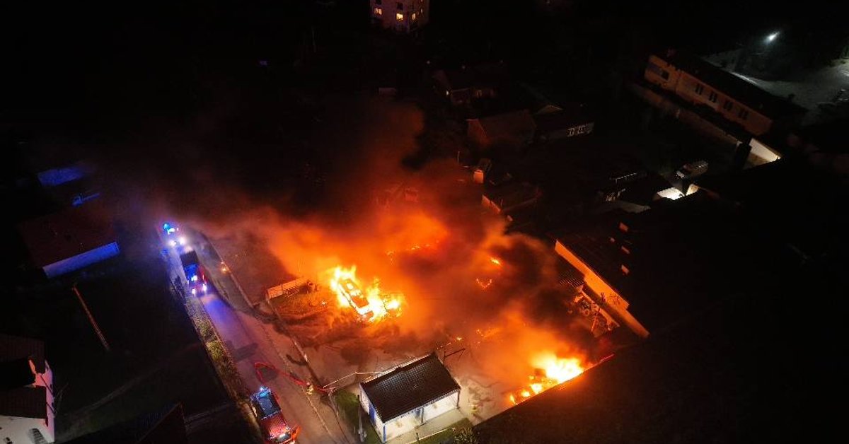 Pożar pod Krakowem. Płonie zakład mechaniczny i autobusy - Onet