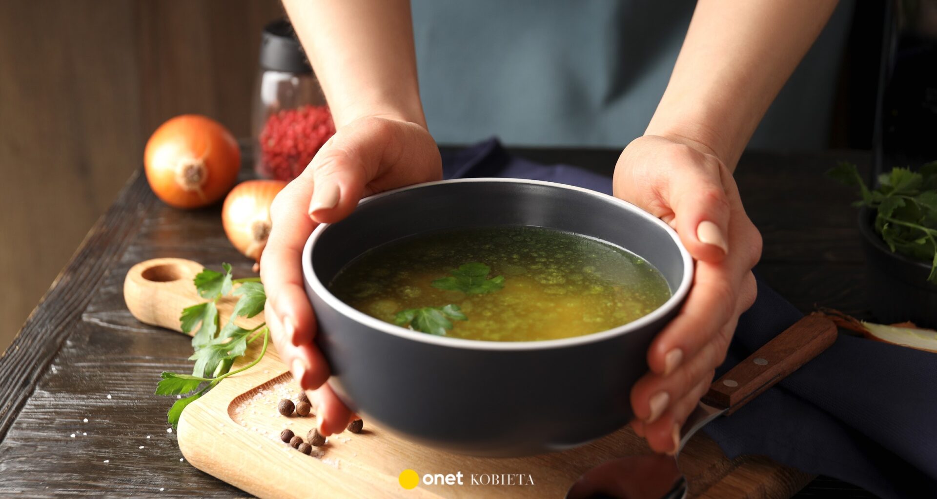 Pietruszka pod lupą. Oto co naprawdę kryje się w popularnej zupie