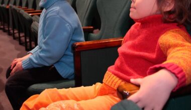 Z dzieckiem do teatru chodzą raz do roku. "Nudzi się, kręci, a bilety drogie"