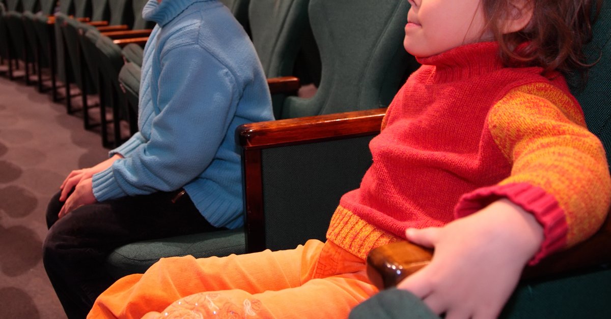 Z dzieckiem do teatru chodzą raz do roku. "Nudzi się, kręci, a bilety drogie"