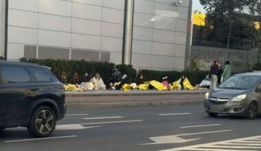 Koczują w kolejce przy wejściu na MTP. O co chodzi?