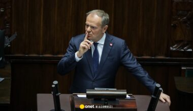 Donald Tusk ostro do PiS w Sejmie. Wykonał gest palcem