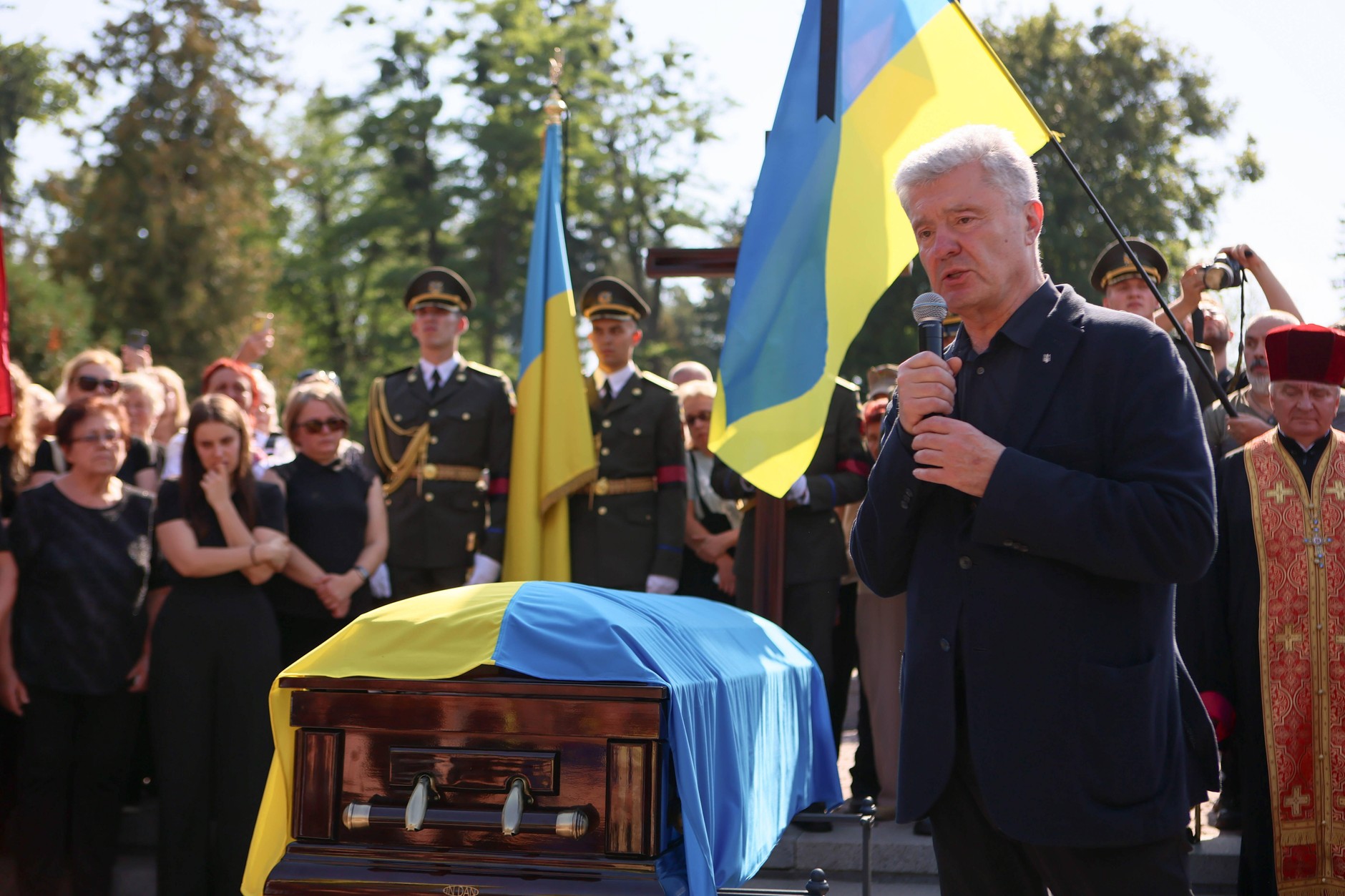 Były prezydent Ukrainy Petro Poroszenko (P) podczas pogrzebu posła Andrija Parubija, zastrzelonego we Lwowie 30 sierpnia, na Cmentarzu Łyczakowskim we Lwowie w Ukrainie, 2 września 2025 r.