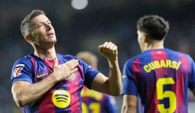 Piłkarz FC Barcelony Robert Lewandowski z dłonią na sercu, świętujący bramkę, obok niego inny zawodnik w koszulce z numerem 5