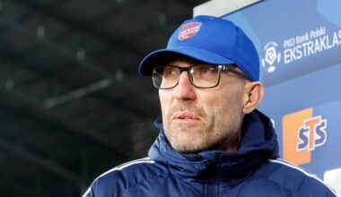 Marek Papszun, trener piłkarski, w czapce z daszkiem i okularach.