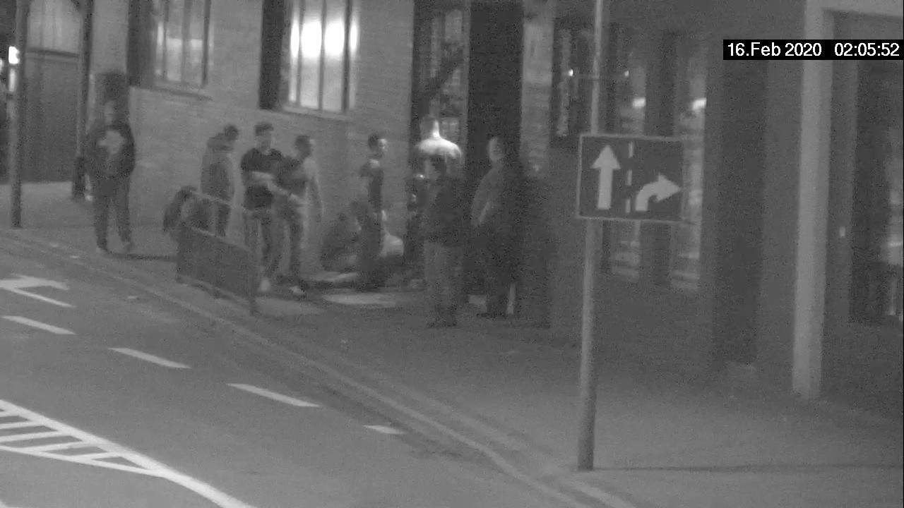 Śledczy nie ustalili i nie przesłuchali mężczyzny widocznego na monitoringu (pierwszy z prawej)