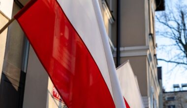 Znaleźli polską flagę w koszu na śmieci. Sprawcy może grozić więzienie