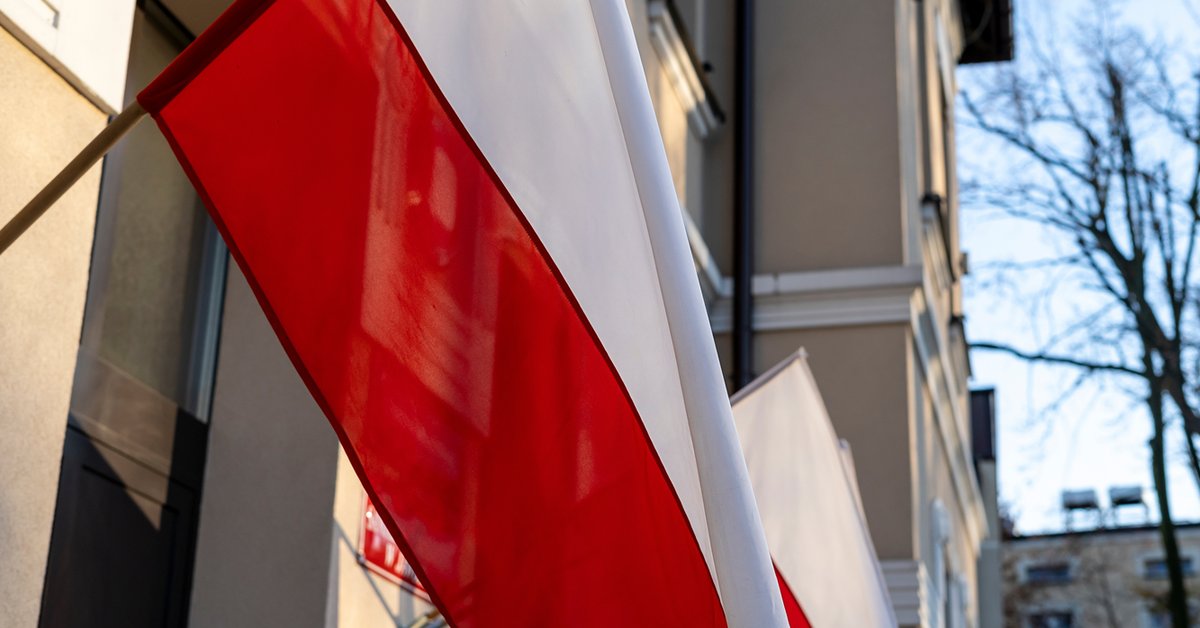 Znaleźli polską flagę w koszu na śmieci. Sprawcy może grozić więzienie