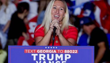 Marjorie Taylor Greene przemawia podczas wiecu Donalda Trumpa na terenie kampusu Georgia Tech. Atlanta, 28 października 2024 r.
