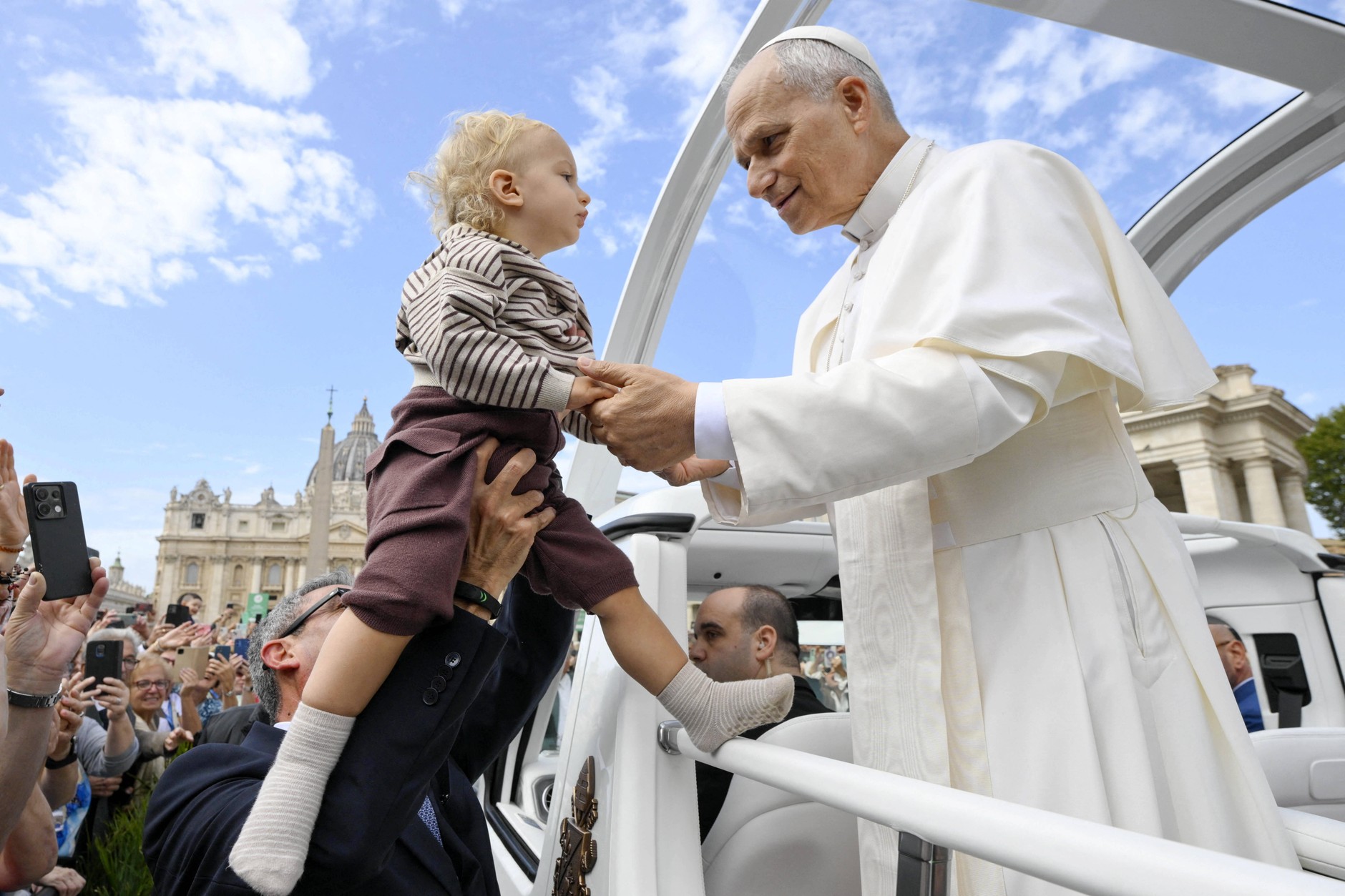 Papież błogosławiący dzieci