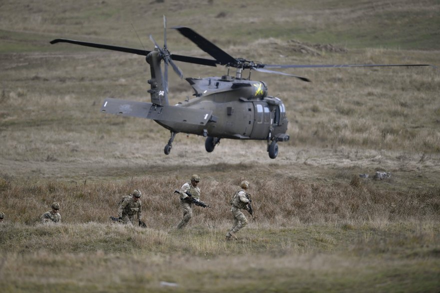 Rumuńscy żołnierze podczas ćwiczeń taktycznych w bazie wojskowej NATO w Cincu, Rumunia. 30 października 2024 r.