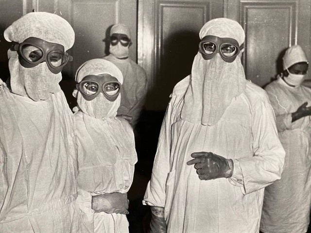 Lekarze chronili się jak mogli przed zakażeniem wirusem. W latach 60. XX w. w Polsce nie mieli do dyspozycji kombinezonów ochronnych jak podczas pandemii koronawirusa.