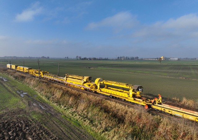 Jak podano, w 2025 roku spółka zleciła i zrealizowała kilkaset zadań utrzymaniowych i rewitalizacyjnych o łącznej wartości ponad 1 mld zł.