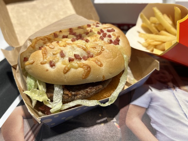 Burger Drwala wrócił. Czy tym razem będzie droższy niż burger z rzemieślniaka?