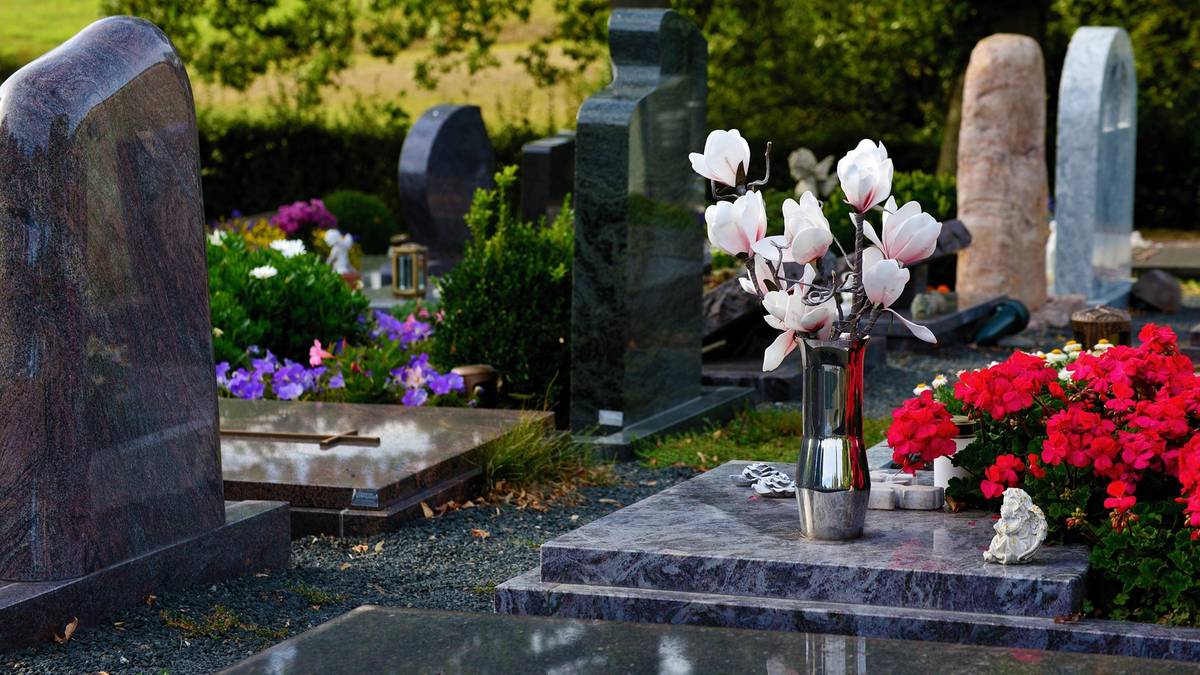 Absolutnie nie kładź tego na grobie. Narażasz się na spory mandat