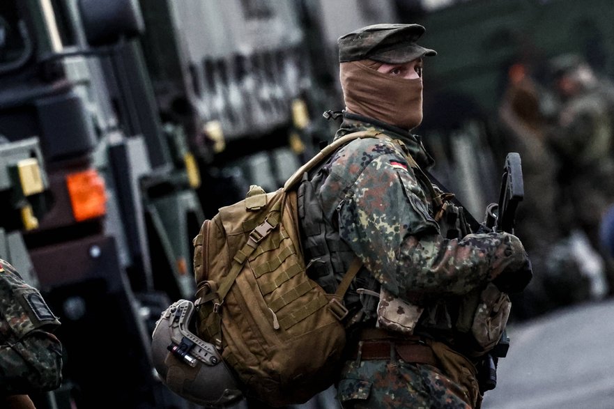 Żołnierz armii niemieckiej podczas ćwiczeń "Red Storm Bravo" w Hamburgu we wrześniu 2025 r.