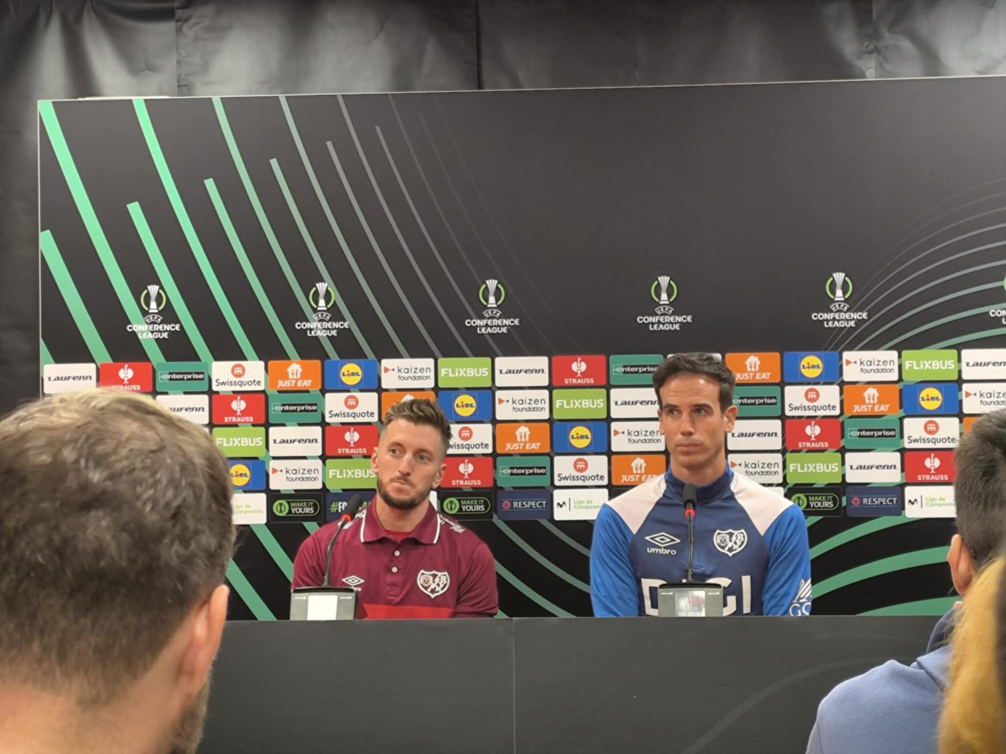 Ivan Balliu i Inigo Perez na konferencji prasowej przed meczem Rayo Vallecano - Lech Poznań