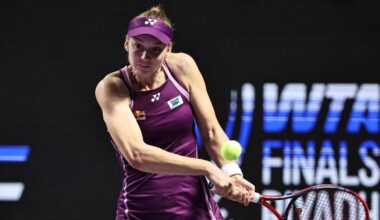 Tenisistka uderza piłkę podczas meczu WTA Finals w Rijadzie.
