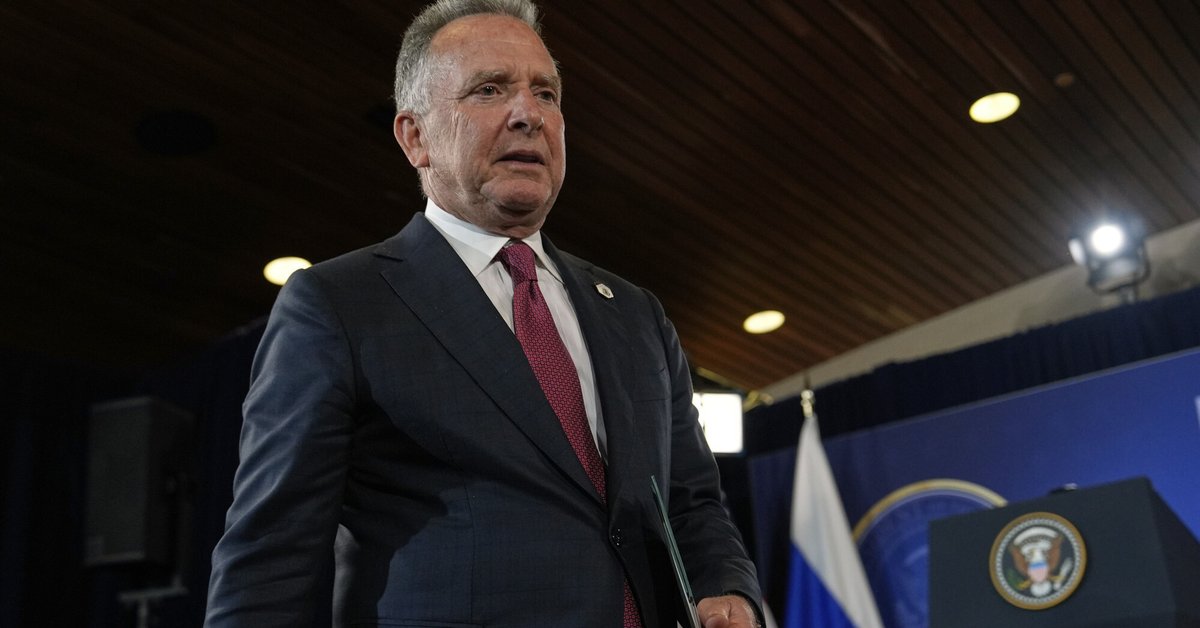 Specjalny wysłannik Białego Domu Steve Witkoff w Anchorage na Alasce, 15 sierpnia 2025 r.