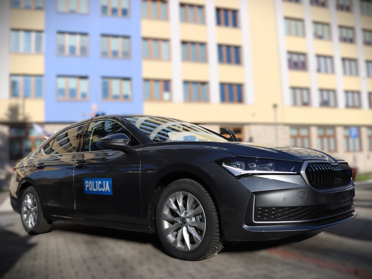 Nieoznakowany radiowóz - Skoda Superb