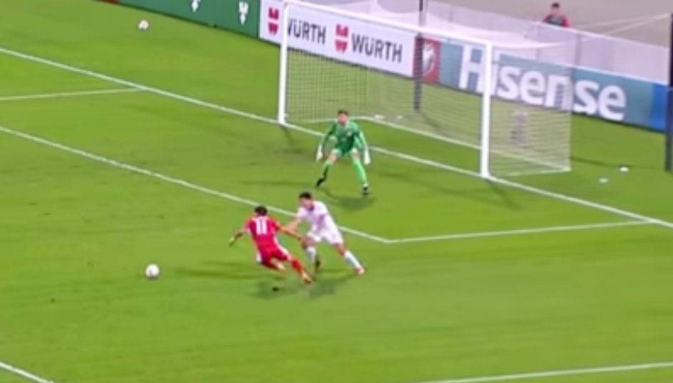 Jakub Kiwior fauluje Irvina Cardonę w polu karnym