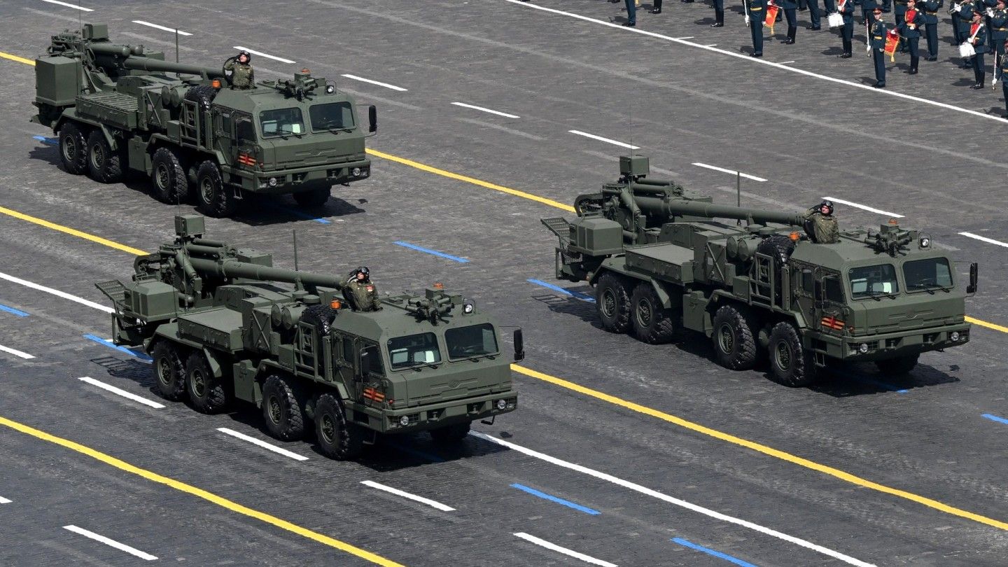 Armatohaubice 2S44 Hiacynt-K podczas parady zwycięstwa w Moskwie w 2025 roku.