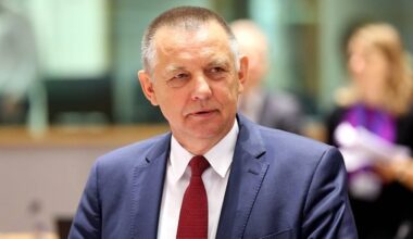 Marian Banaś, były szef NIK, w granatowym garniturze i czerwonym krawacie.