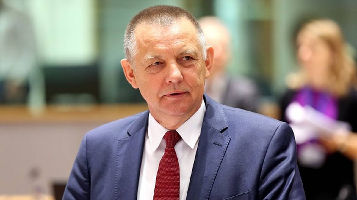 Marian Banaś, były szef NIK, w granatowym garniturze i czerwonym krawacie.