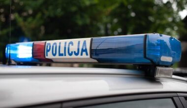 Niebieska belka świetlna z napisem POLICJA na dachu radiowozu.