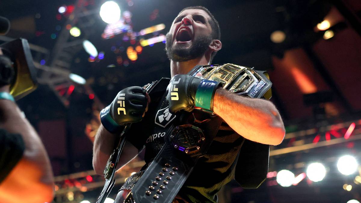 Jack Della Maddalena krzyczy z pasem mistrzowskim wagi średniej UFC na ramieniu.