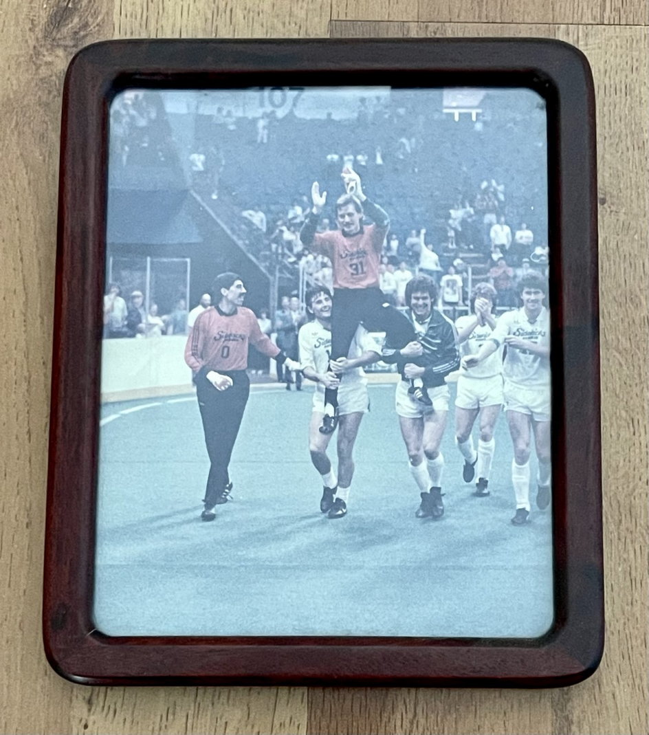 Krzysztof Sobieski na ramionach kolegów z Dallas Sidekicks (MISL)