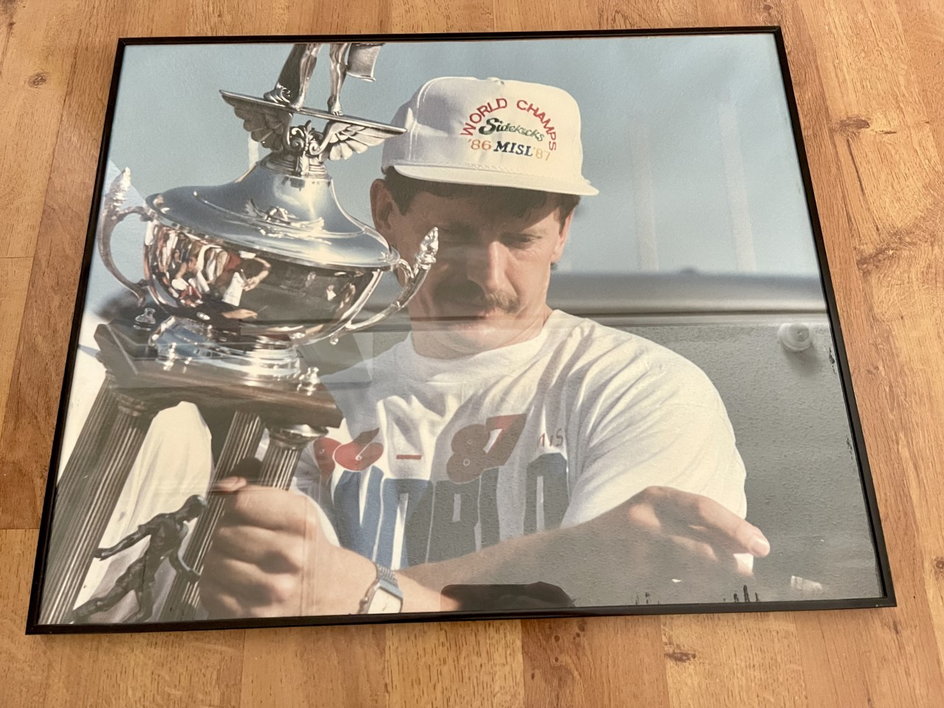 Krzysztof Sobieski z trofeum za wygranie MISL z Dallas Sidekicks w 1987