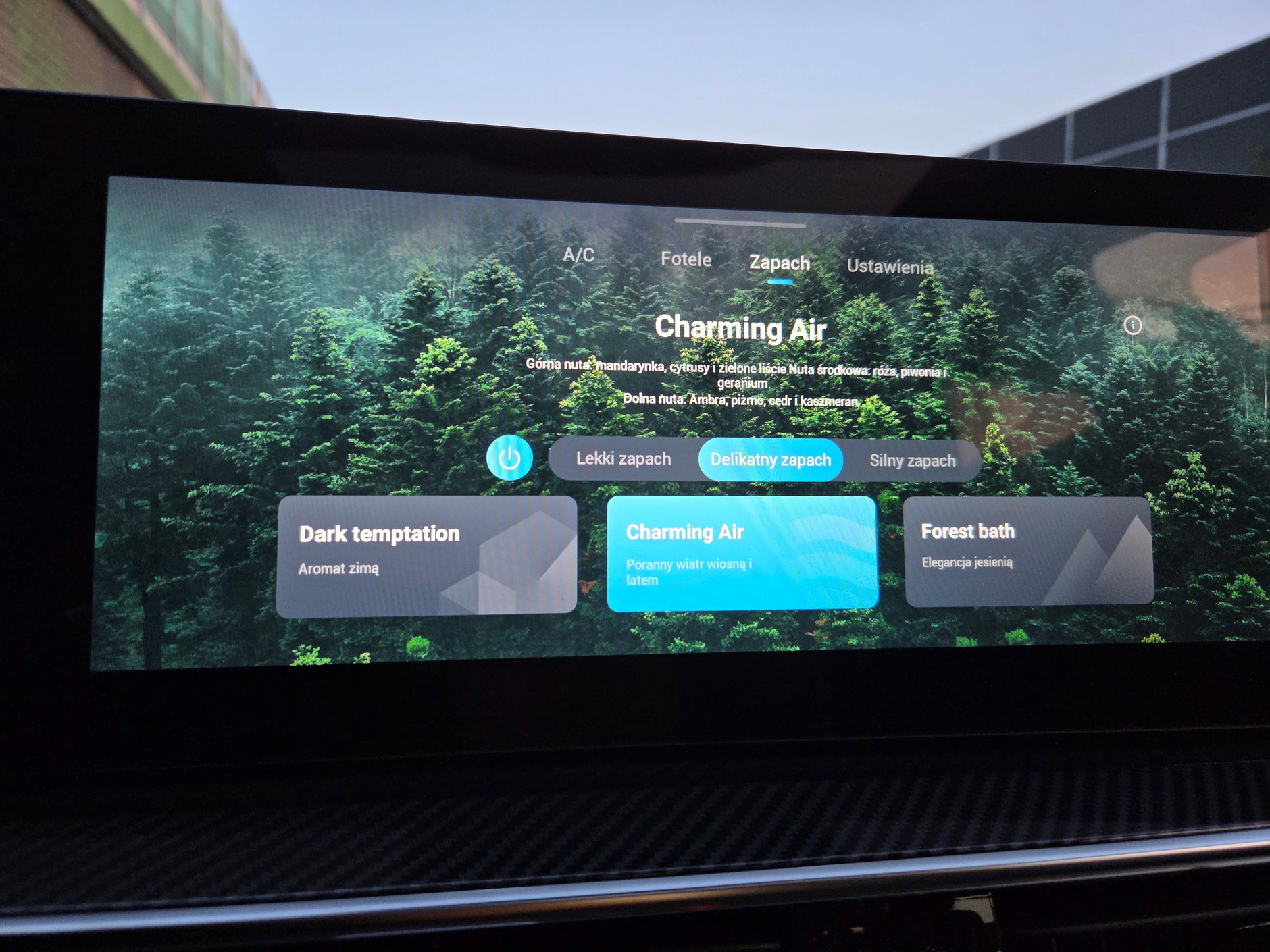 Można wybrać jeden z trzech zapachów i dostosować jego intensywność