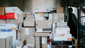 Kurier nawet nie próbował dostarczyć paczki. Zostawił ją 5 przystanków dalej