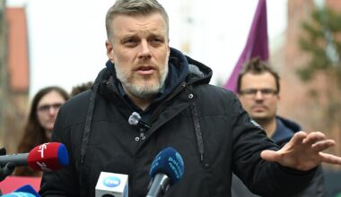 "Prezent dla przekręciarzy". Adrian Zandberg uderza w Karola Nawrockiego - Onet