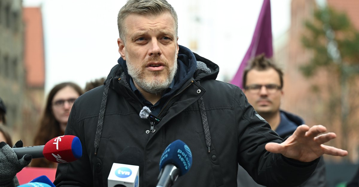 "Prezent dla przekręciarzy". Adrian Zandberg uderza w Karola Nawrockiego - Onet