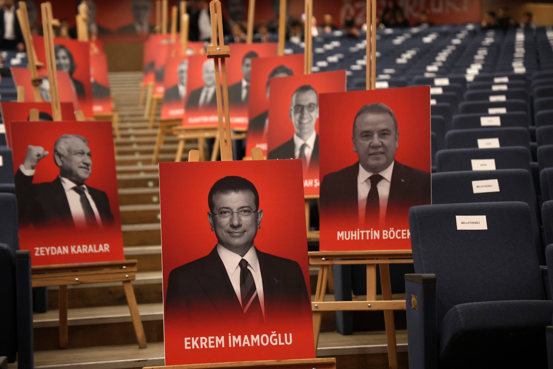 Zdjęcia uwięzionego burmistrza Stambułu Ekrema Imamoglu (Ś) i innych aresztowanych burmistrzów zaprezentowane podczas nadzwyczajnego kongresu Republikańskiej Partii Ludowej (CHP), Ankara, Turcja, 21 września 2025 r.