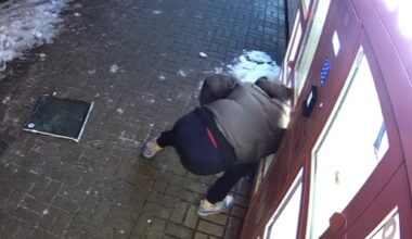 Włamał się do kwiatomatu. Nogą rozbił szybę i wyciągnął bukiet dla dziewczyny. Kwiaciarnia opublikowała film z kamery. "Zniszczono owoc naszej ciężkiej pracy"