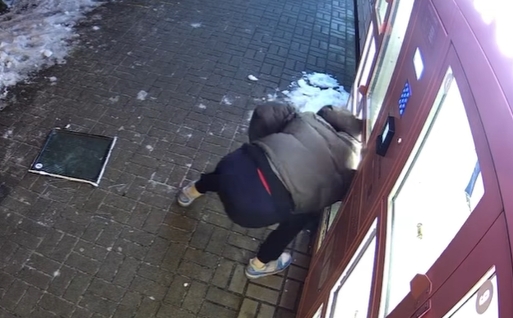 Włamał się do kwiatomatu. Nogą rozbił szybę i wyciągnął bukiet dla dziewczyny. Kwiaciarnia opublikowała film z kamery. "Zniszczono owoc naszej ciężkiej pracy"