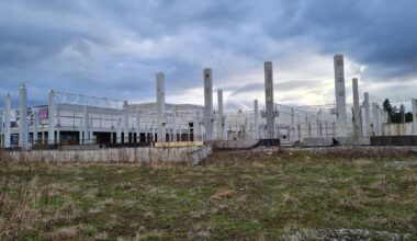 Niedokończona galeria na Podhalu na sprzedaż. W tle toczy się spór o pieniądze