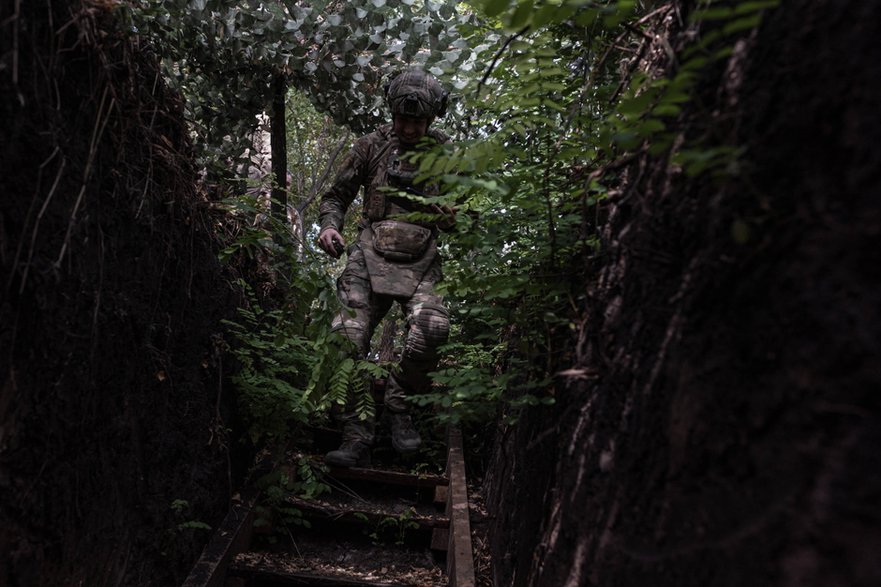 Ukraiński operator drona wychodzący ze schronu w okolicy Torećka w obwodzie donieckim, Ukraina, 16 września 2025 r.