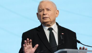 "Uśmiechnięty premier z popcornem organizuje igrzyska". Nowy wpis na koncie prezesa PiS - Onet